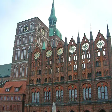 Casa vacanze Skandinavisch Eingerichtetes Doppelhaus In *